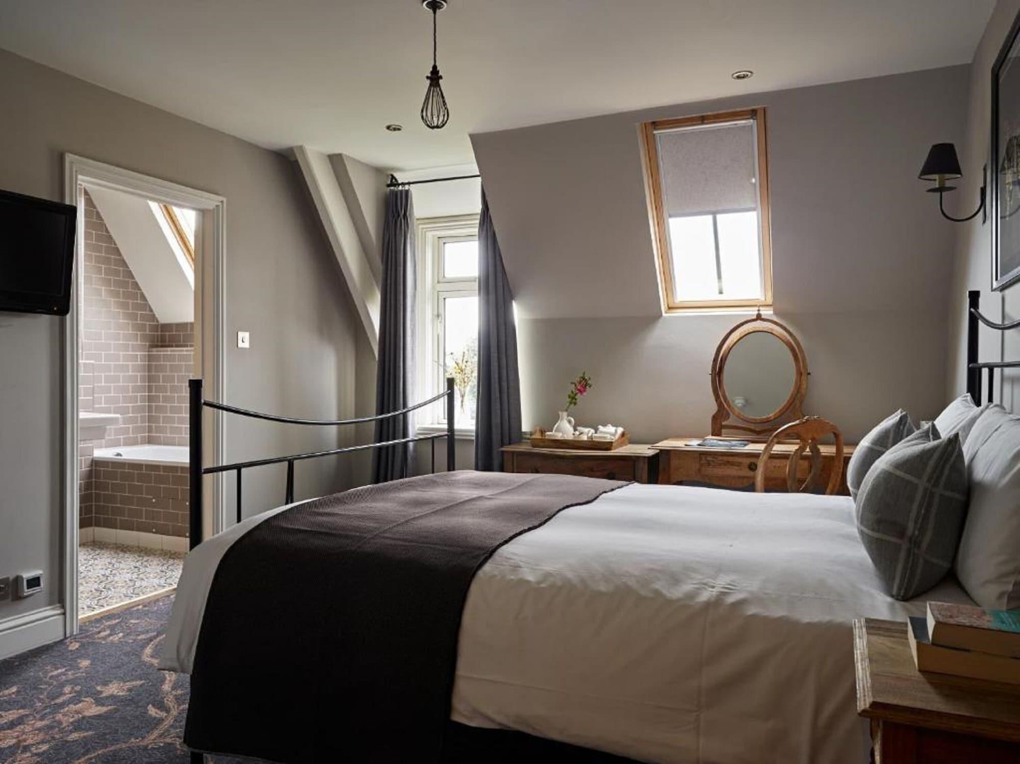 Cotswold Grange Panzió Cheltenham Kültér fotó A bedroom at The Old Bank Hotel