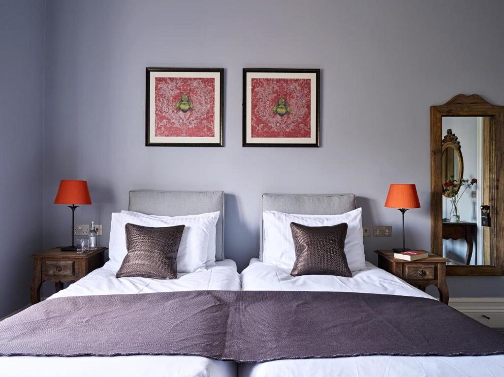 Cotswold Grange Panzió Cheltenham Kültér fotó A bedroom at the hotel