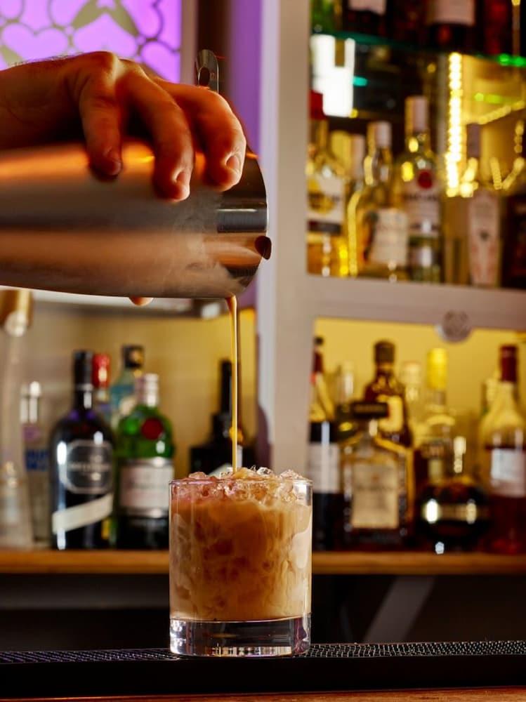 Cotswold Grange Panzió Cheltenham Kültér fotó A bartender pouring a White Russian