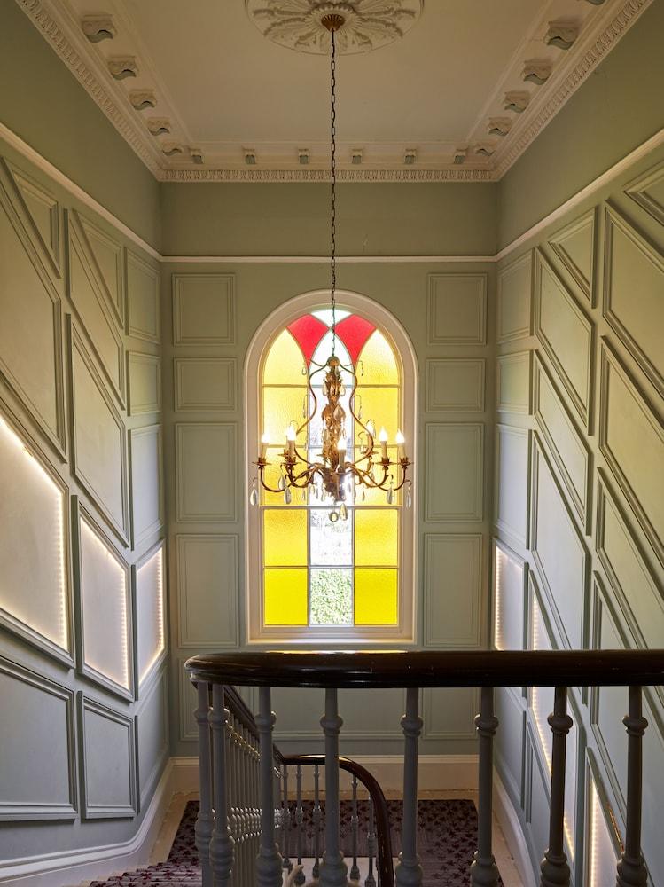 Cotswold Grange Panzió Cheltenham Kültér fotó The staircase
