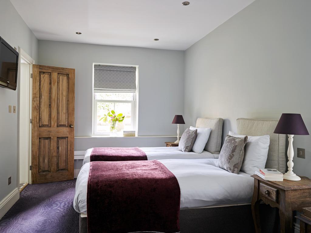 Cotswold Grange Panzió Cheltenham Kültér fotó A room at the hotel
