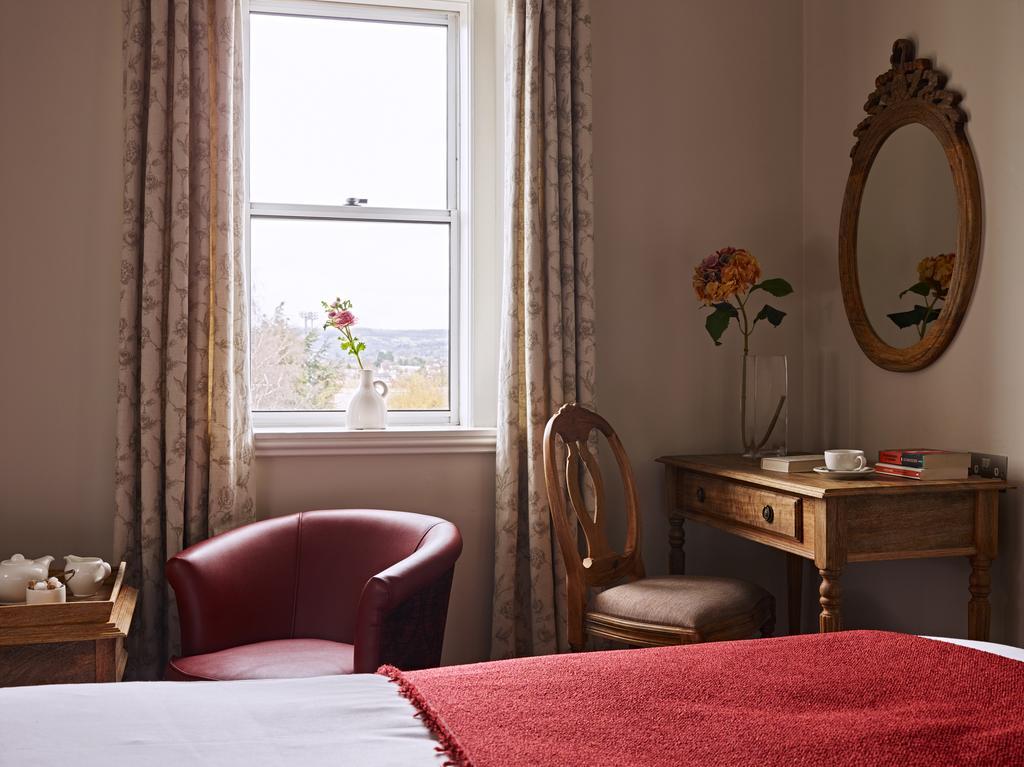 Cotswold Grange Panzió Cheltenham Kültér fotó A bedroom at the hotel