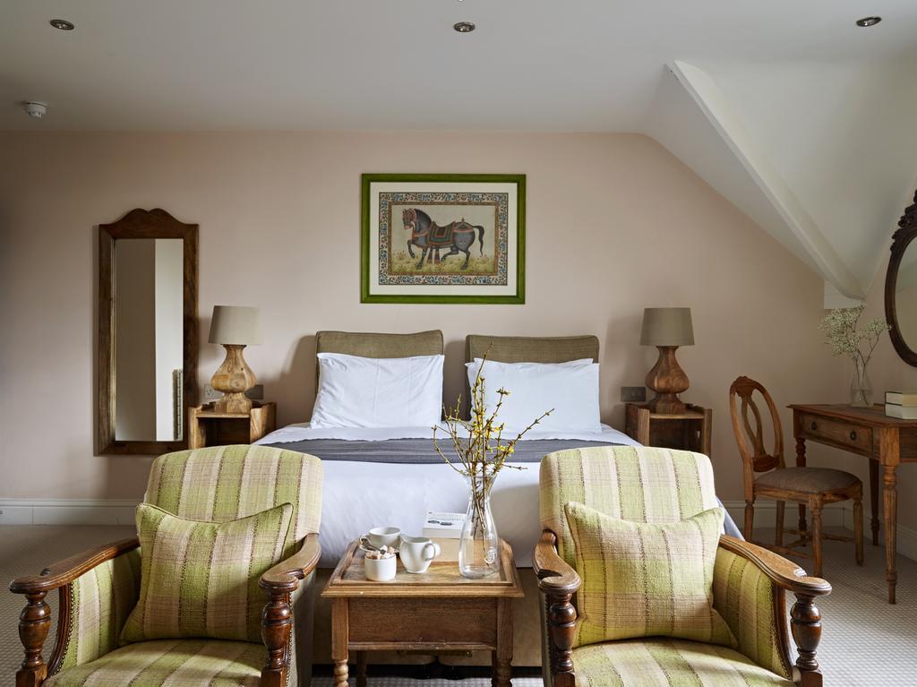 Cotswold Grange Panzió Cheltenham Kültér fotó A bedroom at the hotel