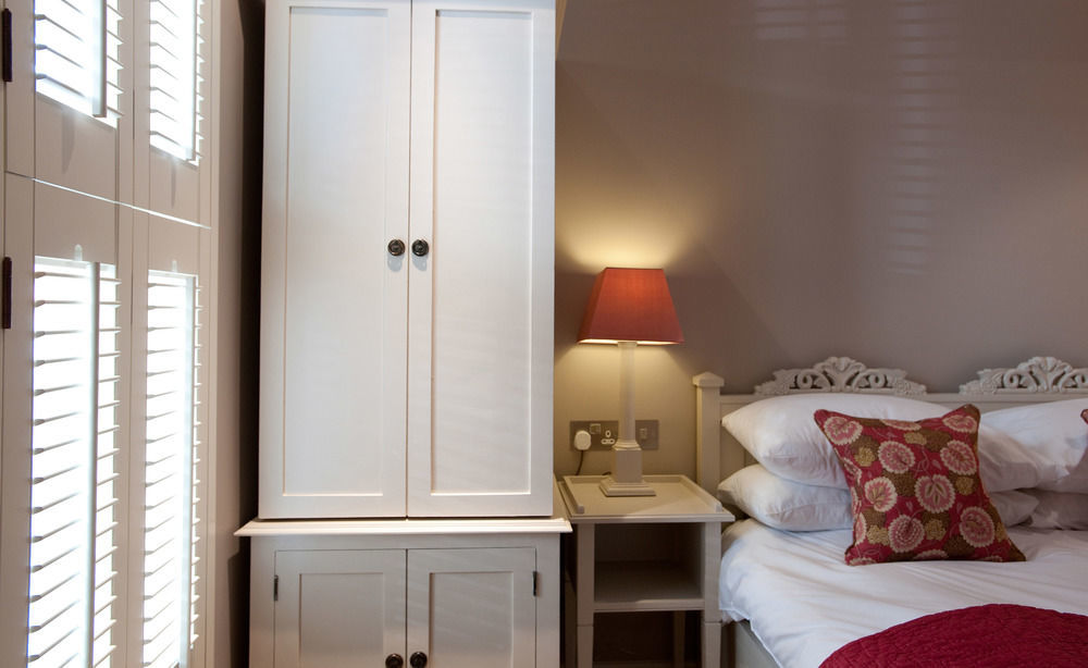 Cotswold Grange Panzió Cheltenham Kültér fotó A bedroom at the hotel
