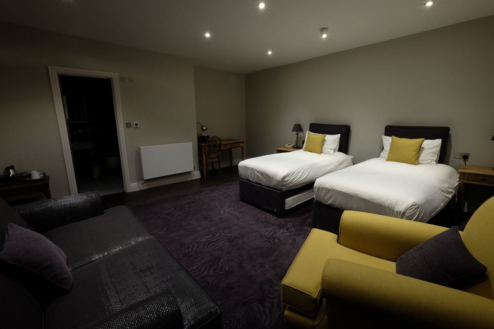 Cotswold Grange Panzió Cheltenham Kültér fotó A room at the hotel