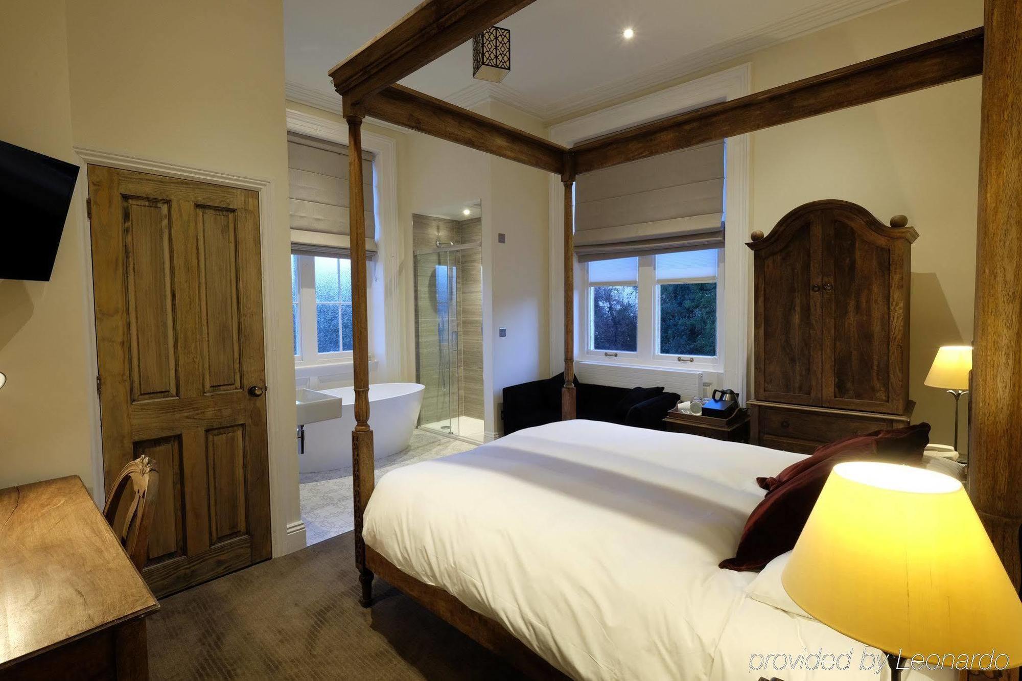 Cotswold Grange Panzió Cheltenham Kültér fotó A bedroom at the hotel