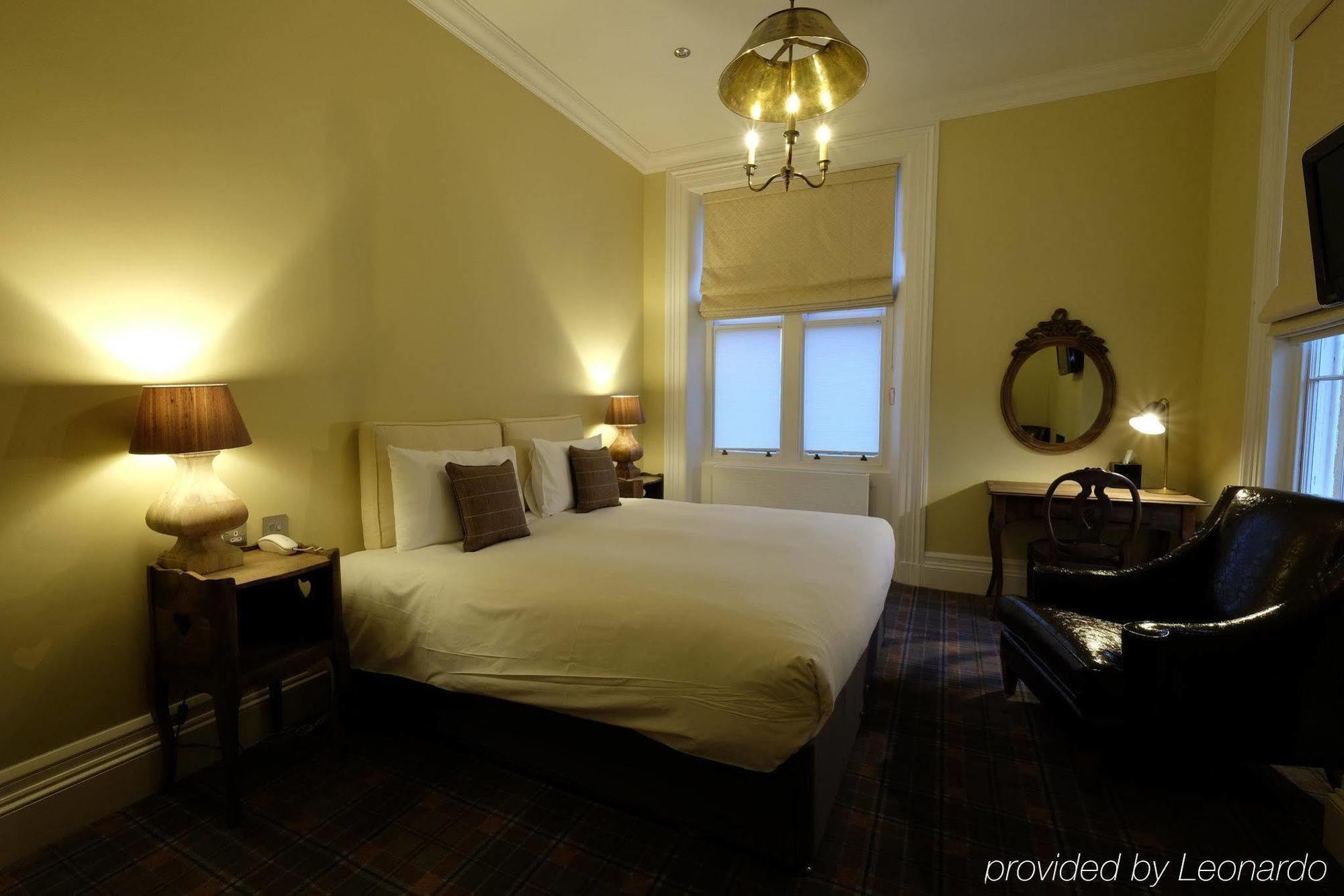 Cotswold Grange Panzió Cheltenham Kültér fotó A room at the hotel