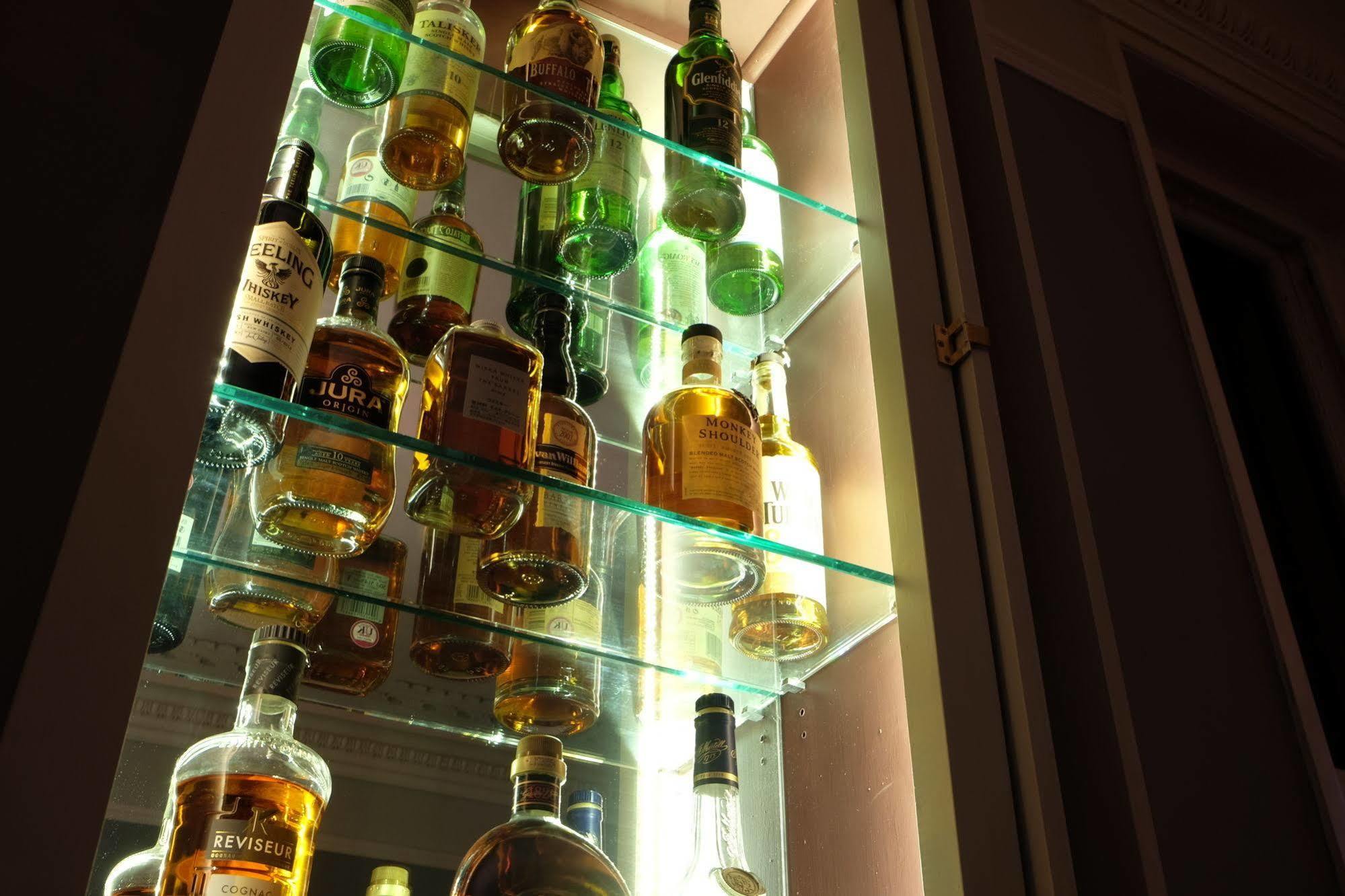 Cotswold Grange Panzió Cheltenham Kültér fotó A selection of Scotch whiskies