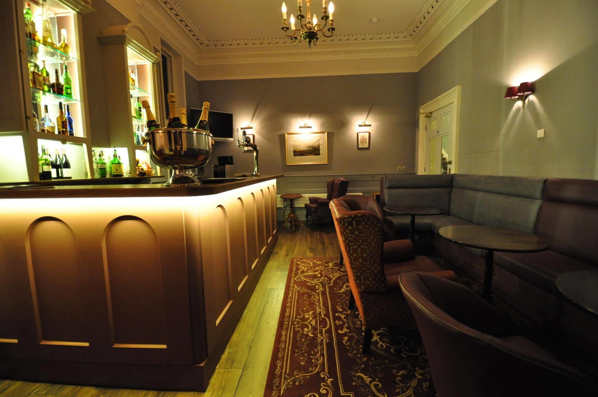 Cotswold Grange Panzió Cheltenham Kültér fotó The bar at the hotel