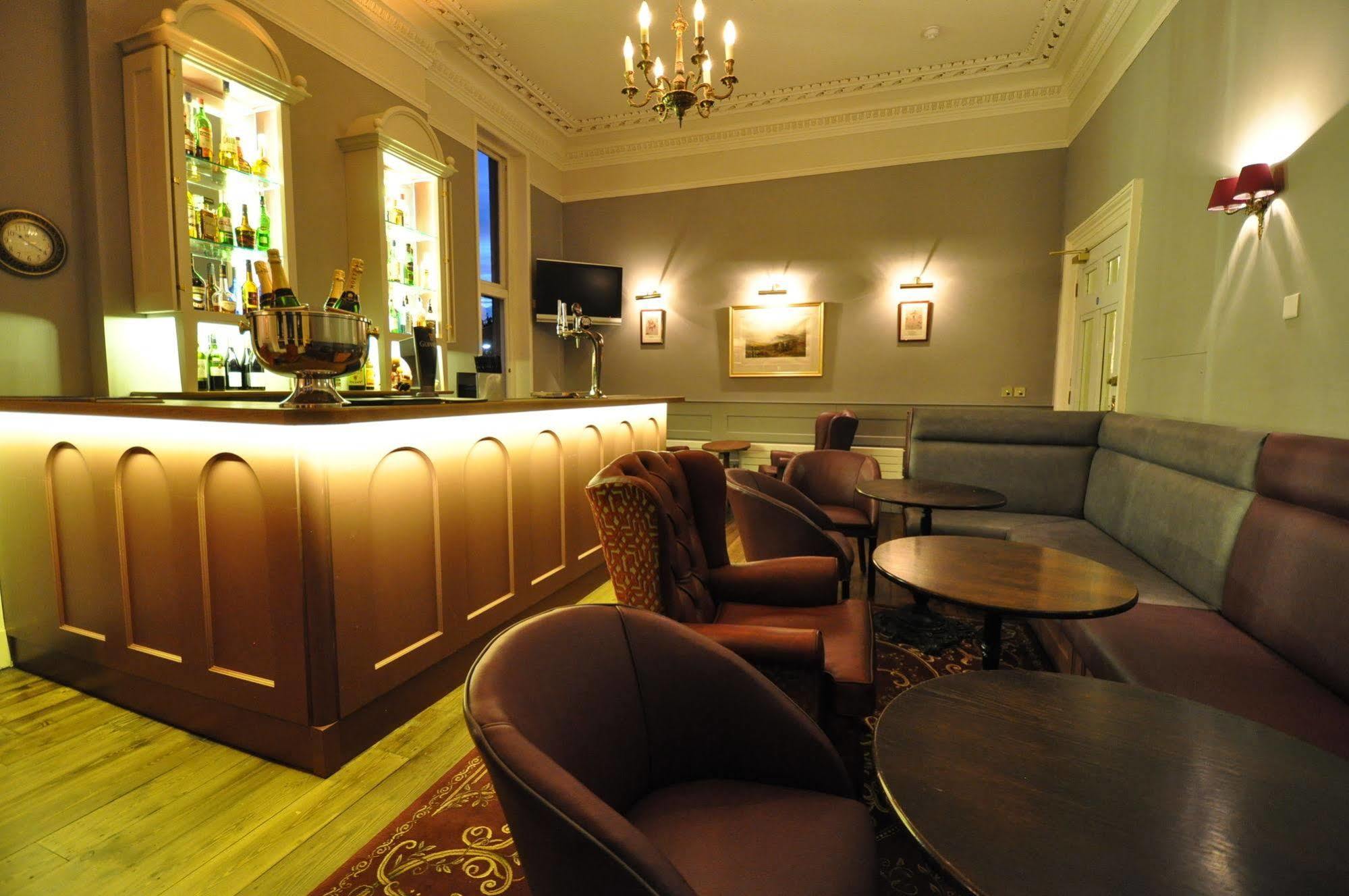 Cotswold Grange Panzió Cheltenham Kültér fotó The bar at the hotel
